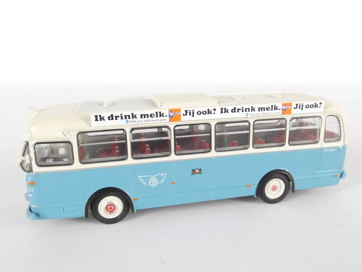 14 vintage metalen modelauto's en bussen