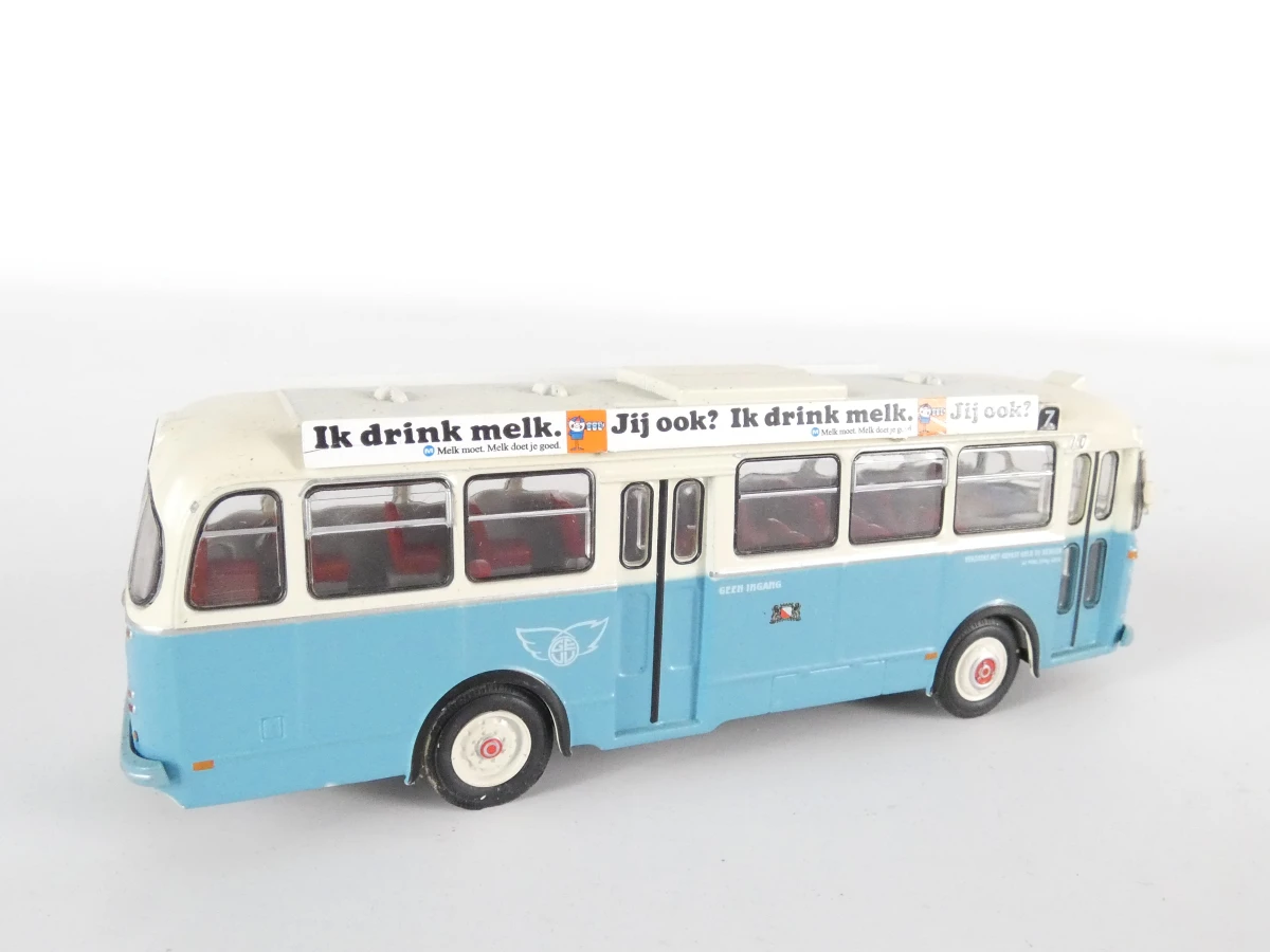 14 vintage metalen modelauto's en bussen