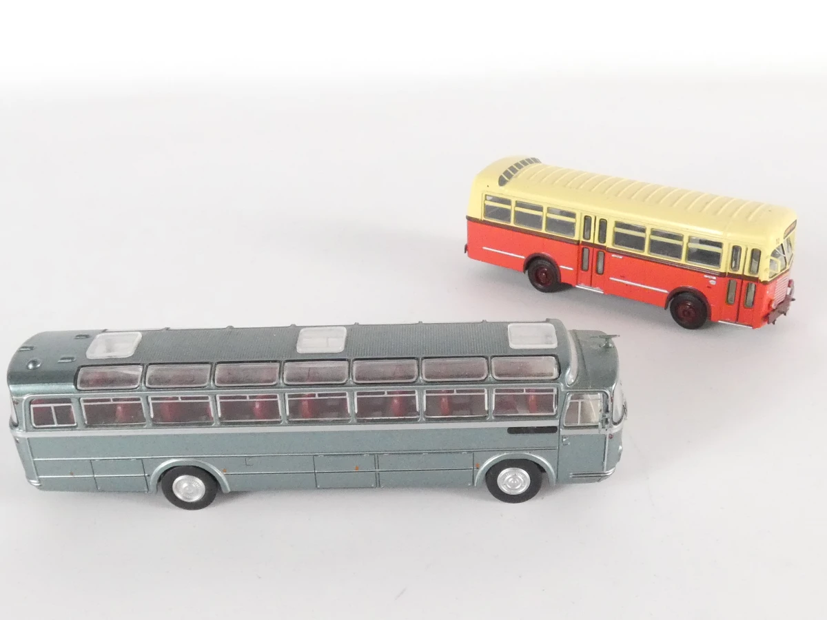 14 vintage metalen modelauto's en bussen