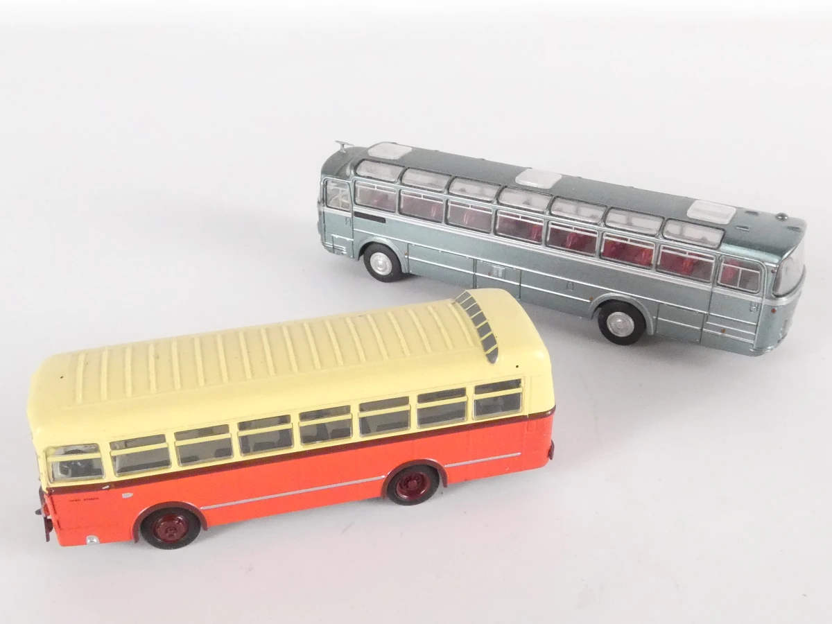 14 vintage metalen modelauto's en bussen