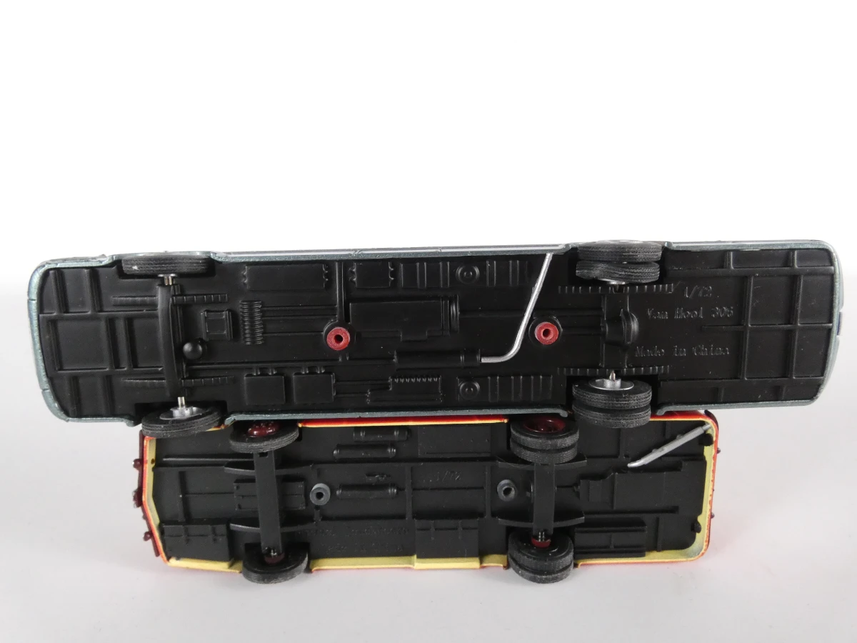 14 vintage metalen modelauto's en bussen