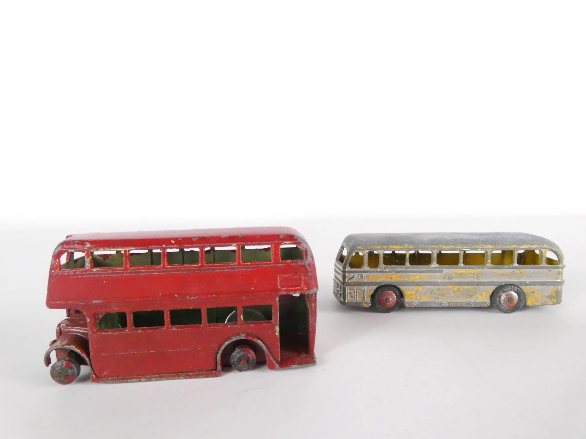 14 vintage metalen modelauto's en bussen