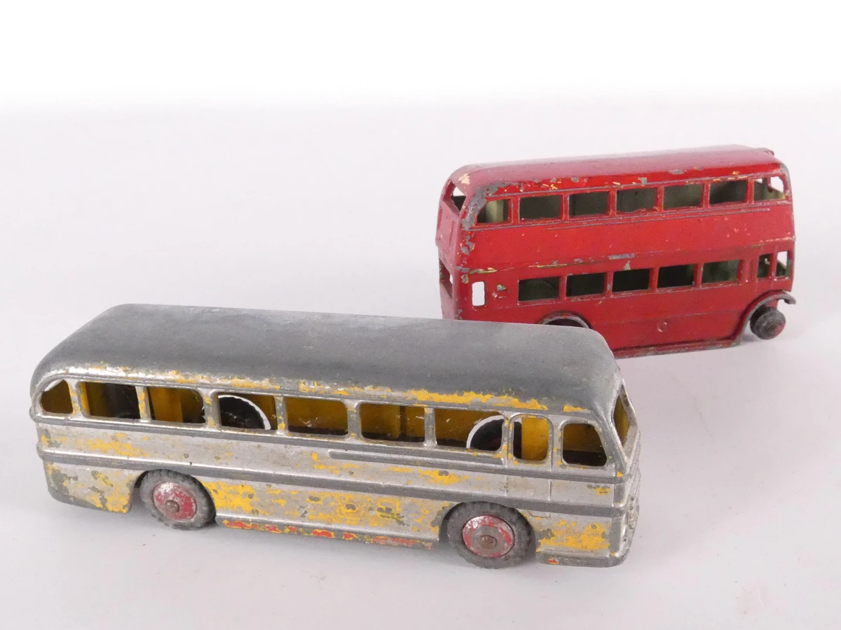 14 vintage metalen modelauto's en bussen