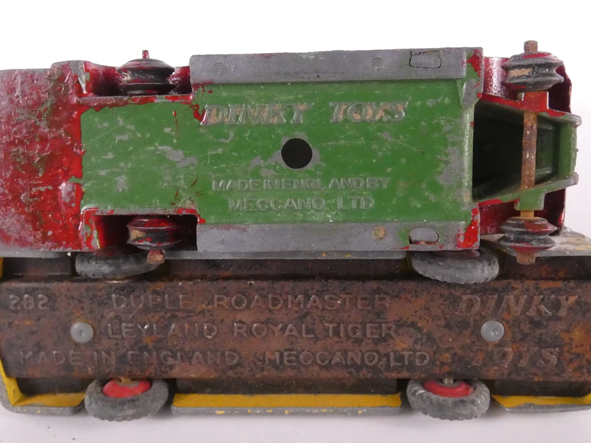 14 vintage metalen modelauto's en bussen