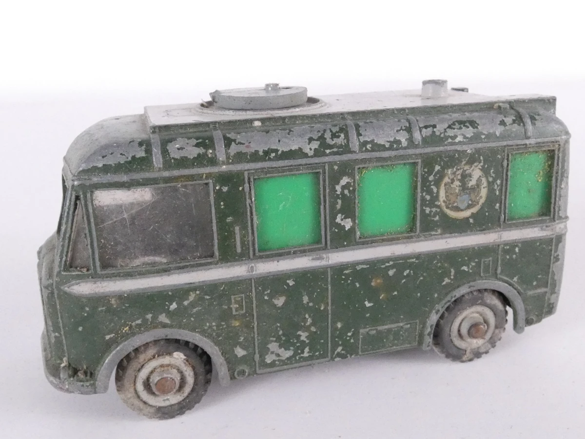 14 vintage metalen modelauto's en bussen