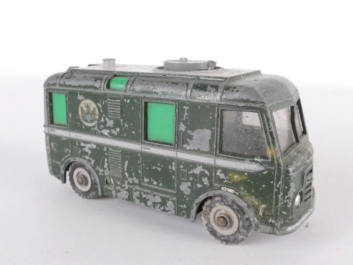 14 vintage metalen modelauto's en bussen