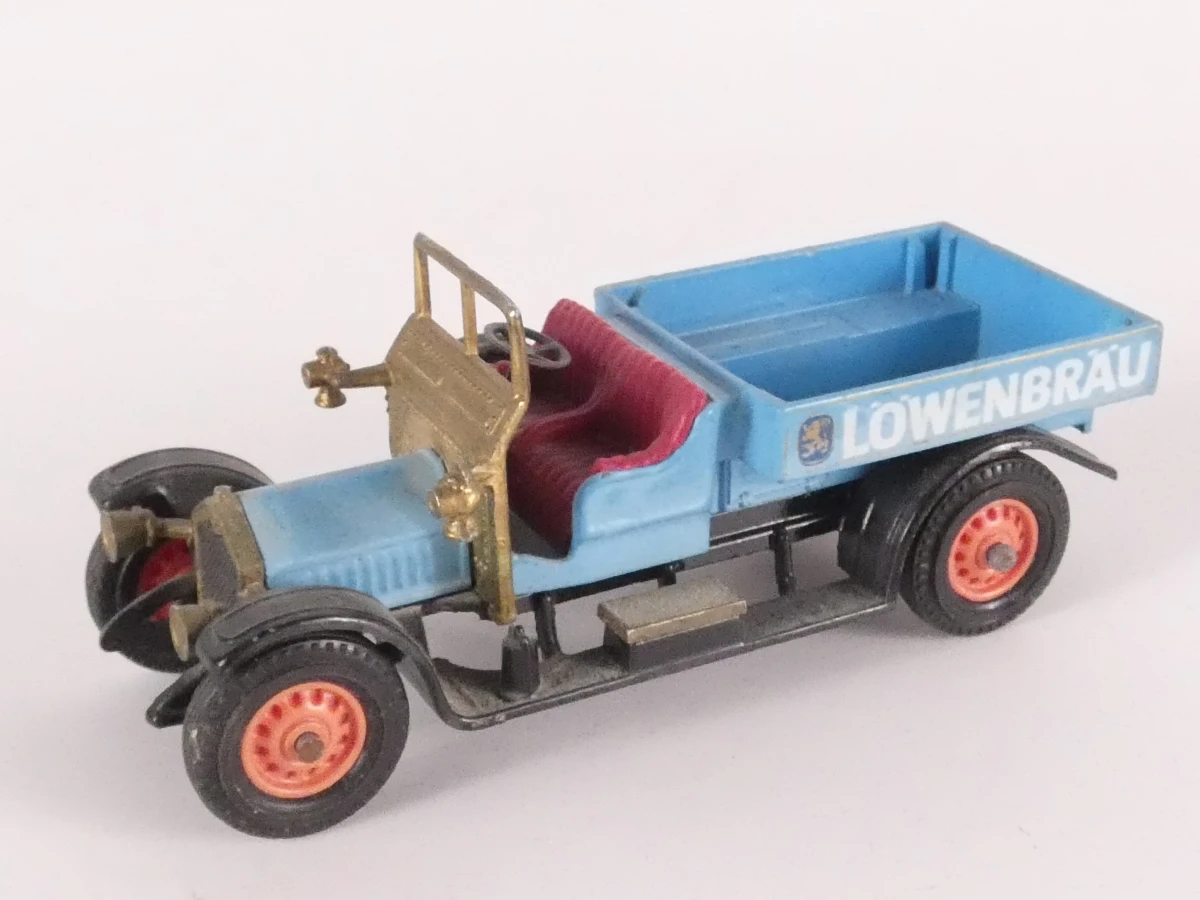 14 vintage metalen modelauto's en bussen