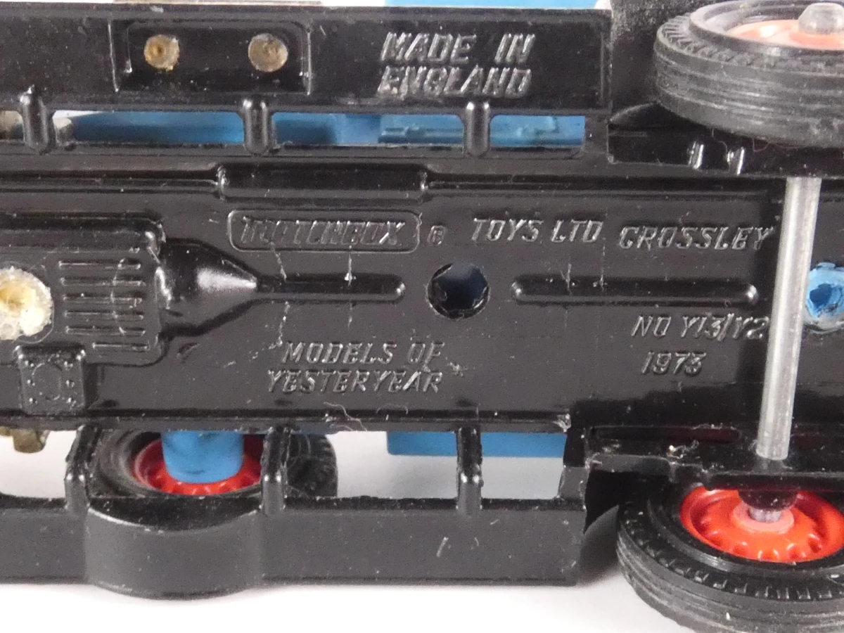 14 vintage metalen modelauto's en bussen