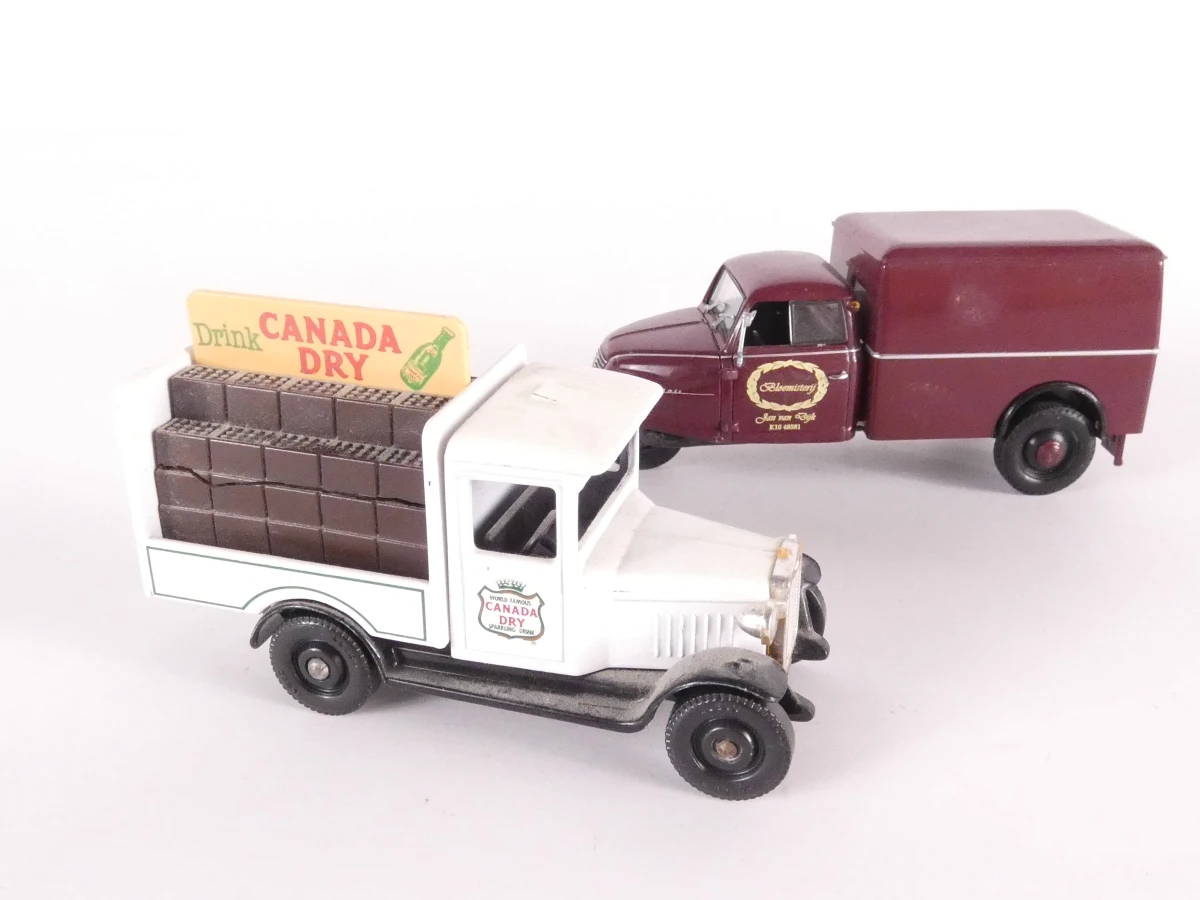 14 vintage metalen modelauto's en bussen