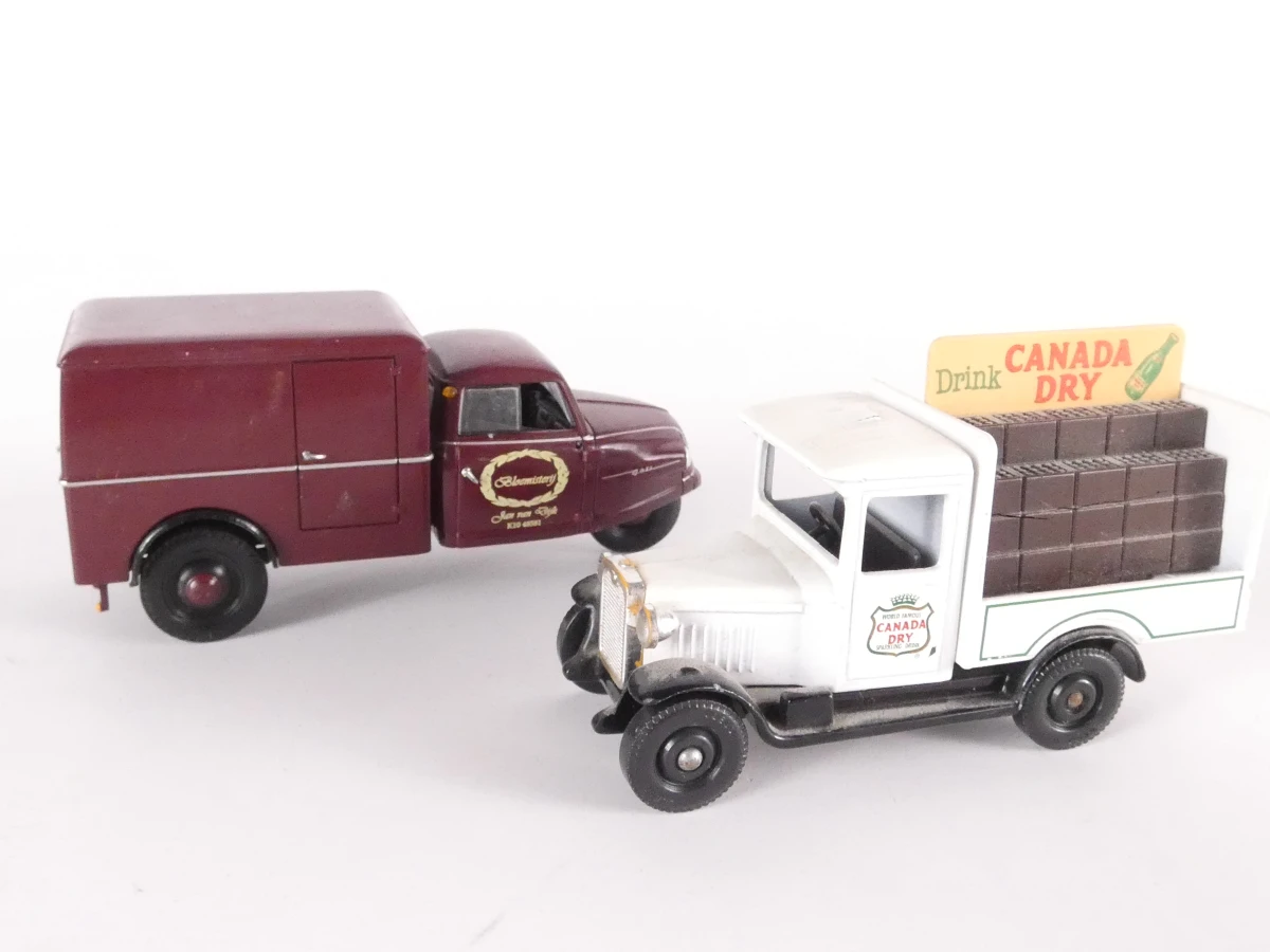 14 vintage metalen modelauto's en bussen