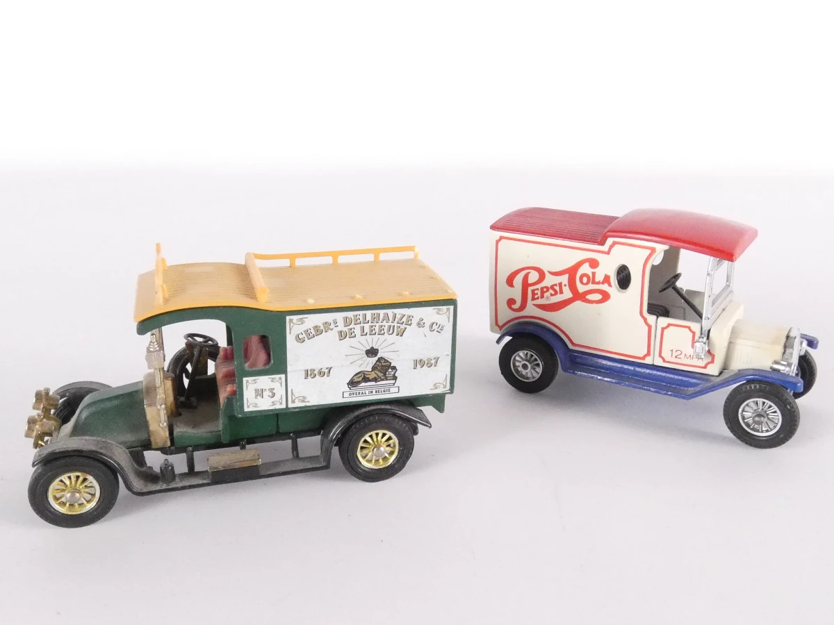 14 vintage metalen modelauto's en bussen