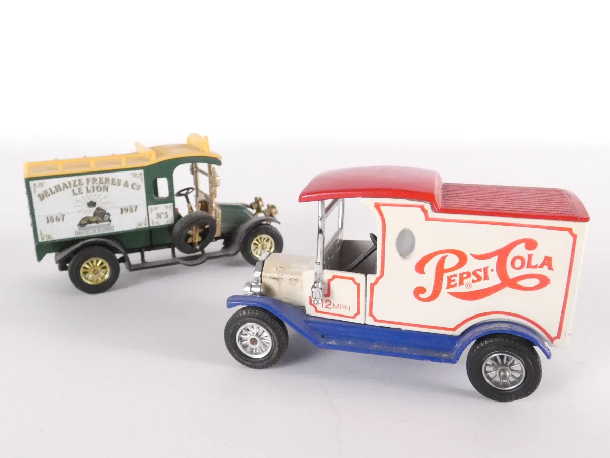 14 vintage metalen modelauto's en bussen