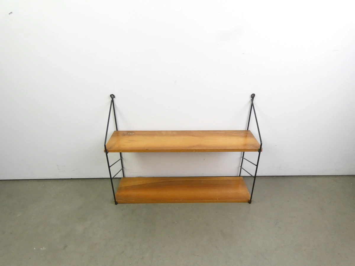 Wandrek met houten planken en metalen frame