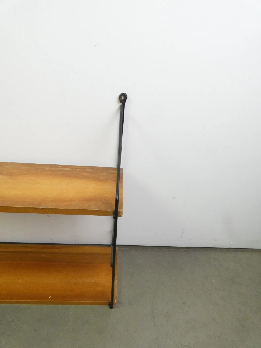 Wandrek met houten planken en metalen frame