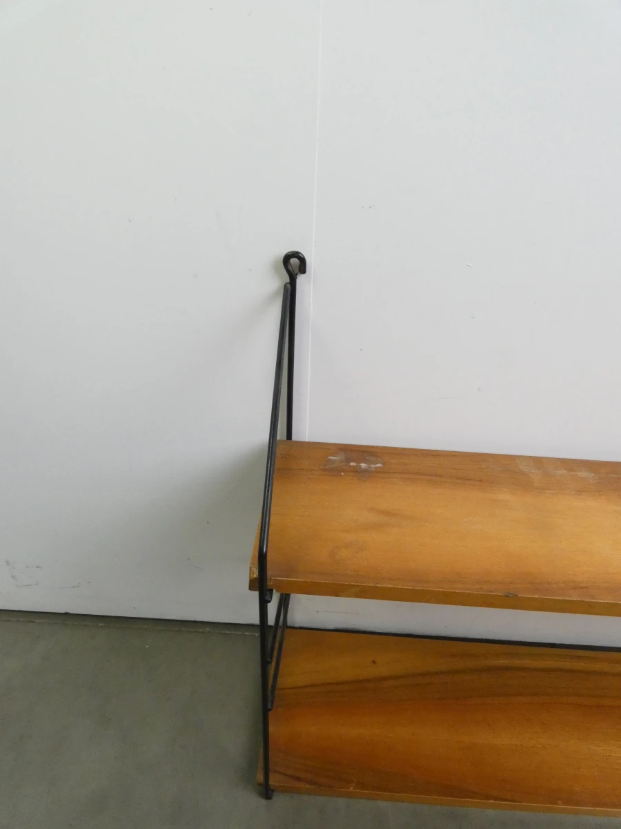 Wandrek met houten planken en metalen frame