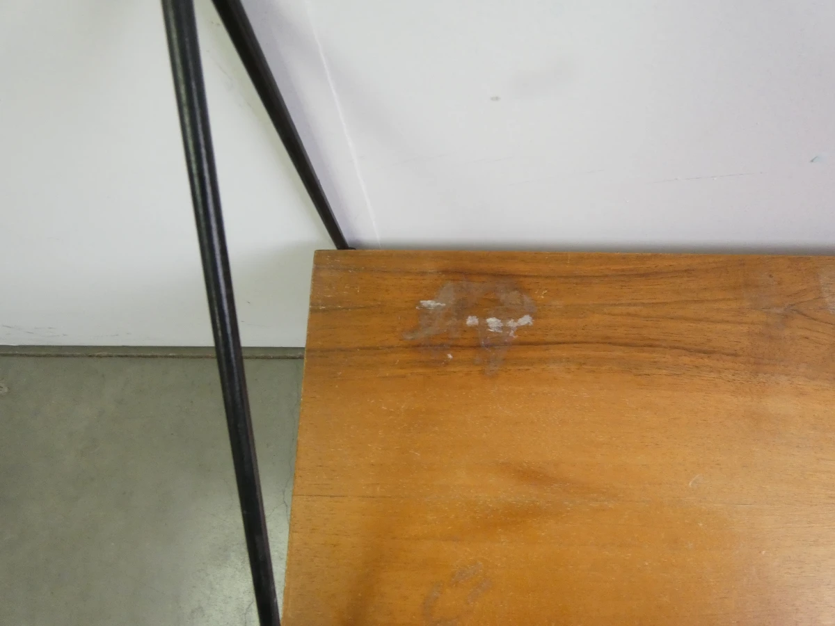 Wandrek met houten planken en metalen frame