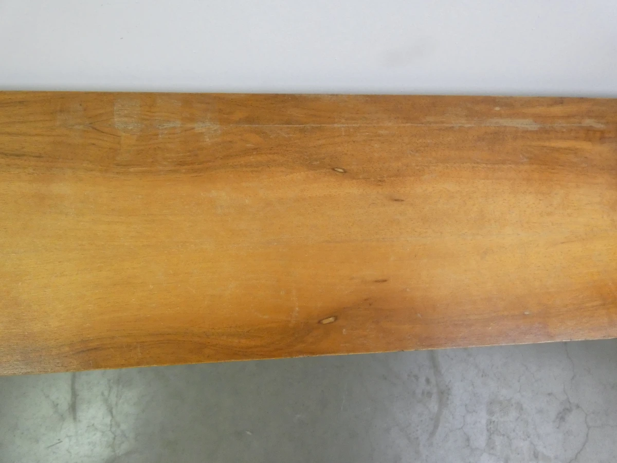 Wandrek met houten planken en metalen frame