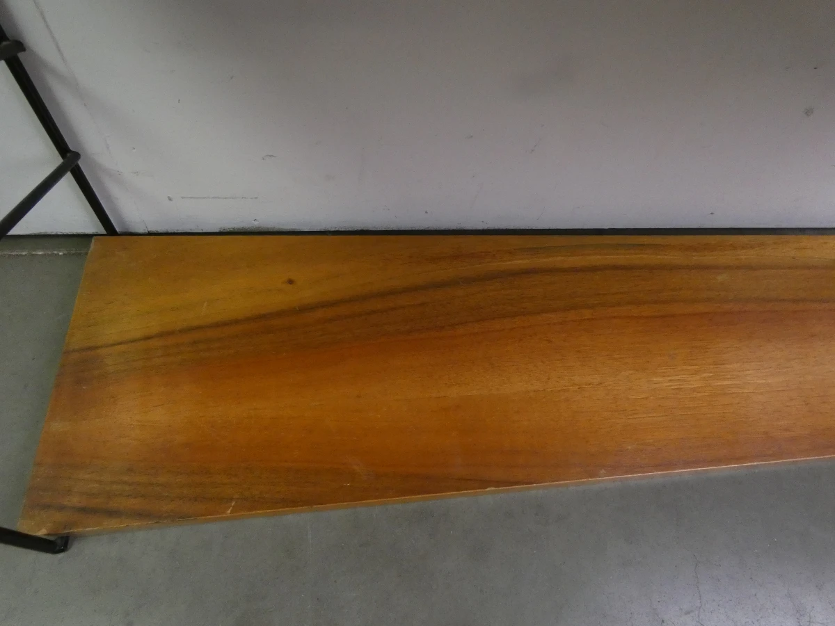 Wandrek met houten planken en metalen frame