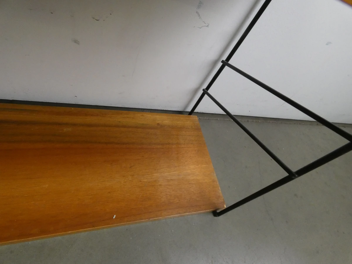 Wandrek met houten planken en metalen frame