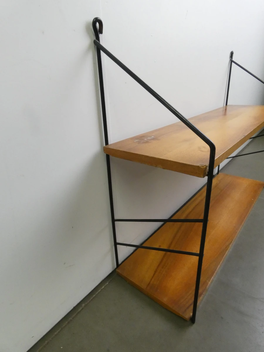 Wandrek met houten planken en metalen frame