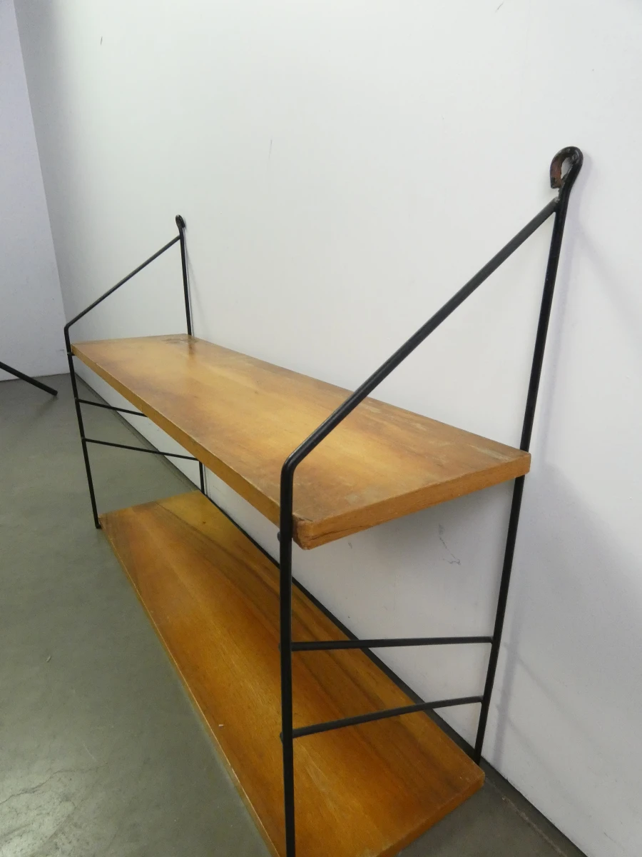 Wandrek met houten planken en metalen frame