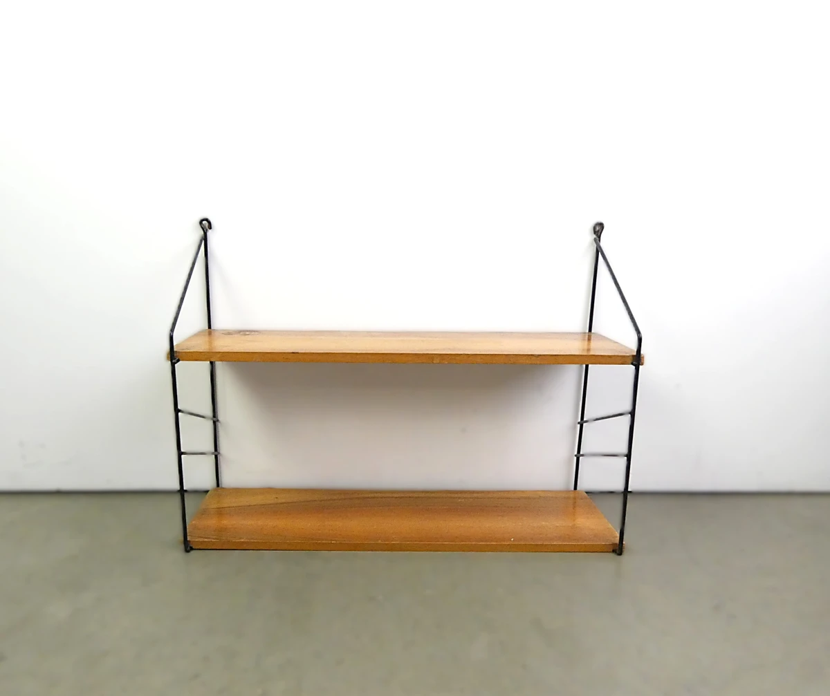 Wandrek met houten planken en metalen frame