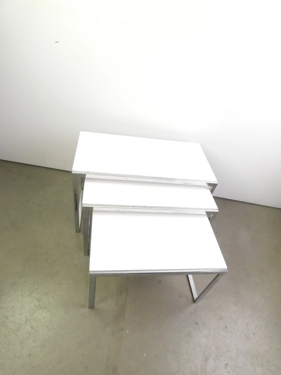Set van 3 witte nesttafels met chromen frame