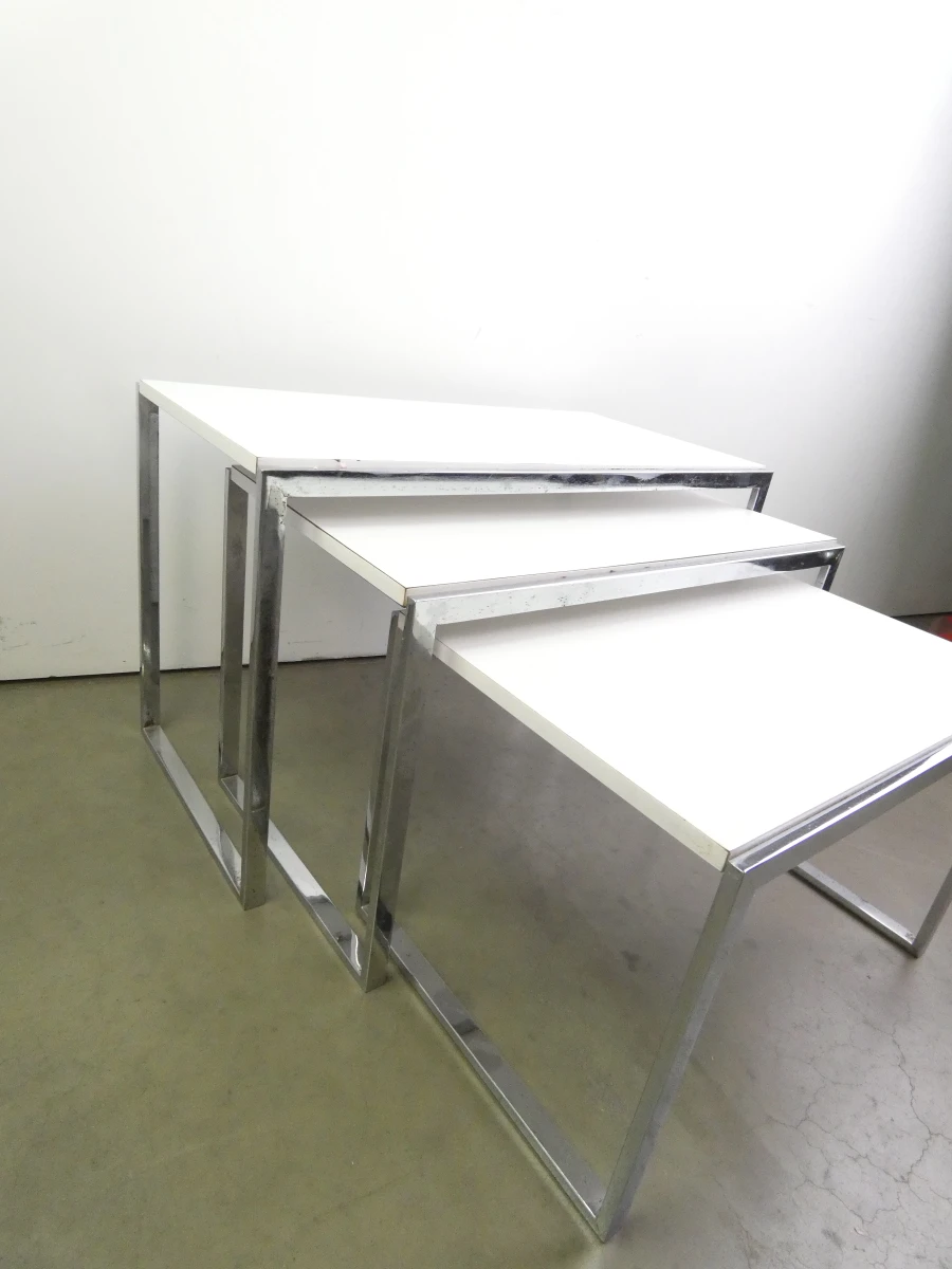 Set van 3 witte nesttafels met chromen frame