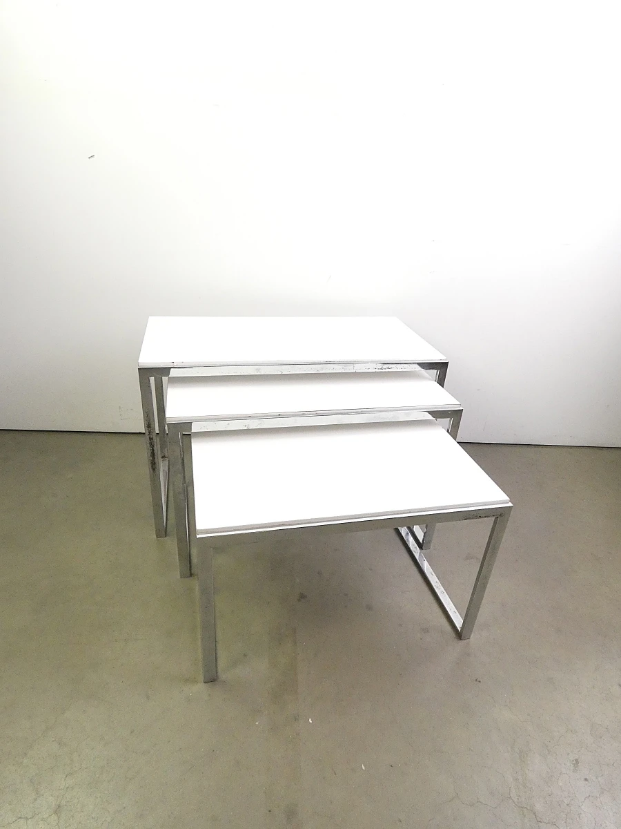 Set van 3 witte nesttafels met chromen frame