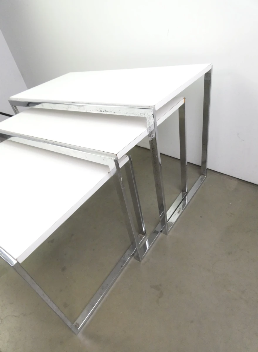 Set van 3 witte nesttafels met chromen frame