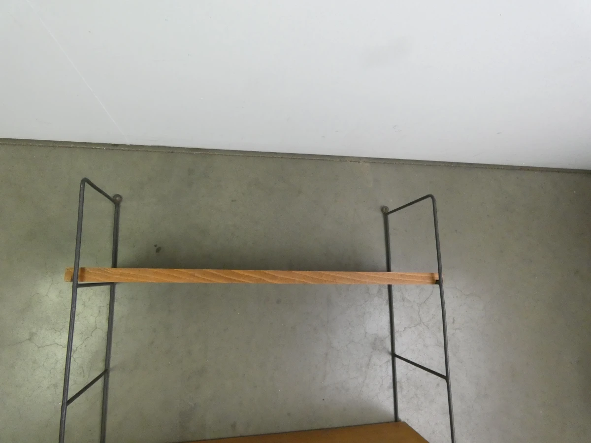 Wandrek met houten planken en metalen frame