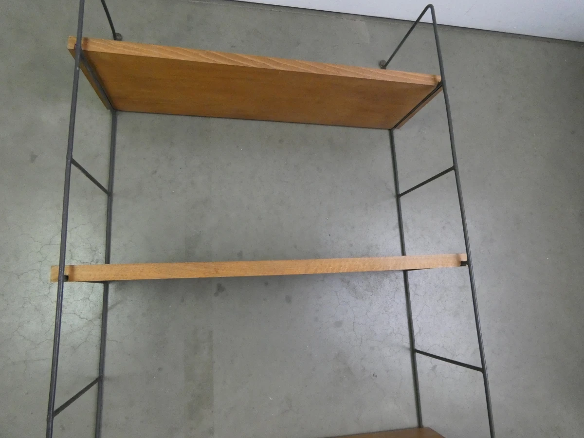 Wandrek met houten planken en metalen frame