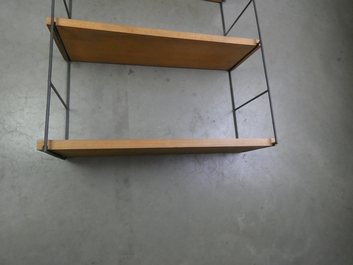 Wandrek met houten planken en metalen frame