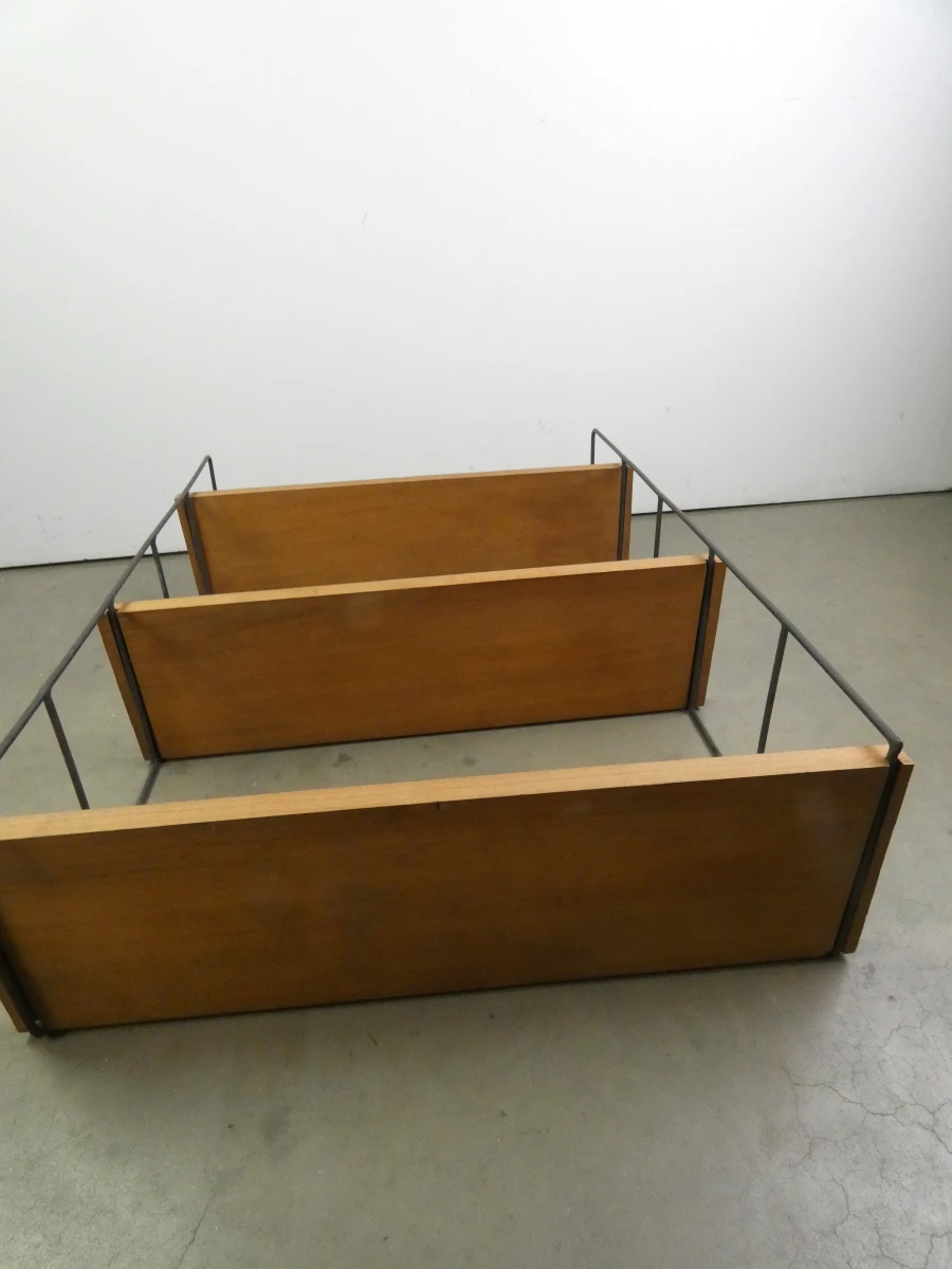 Wandrek met houten planken en metalen frame