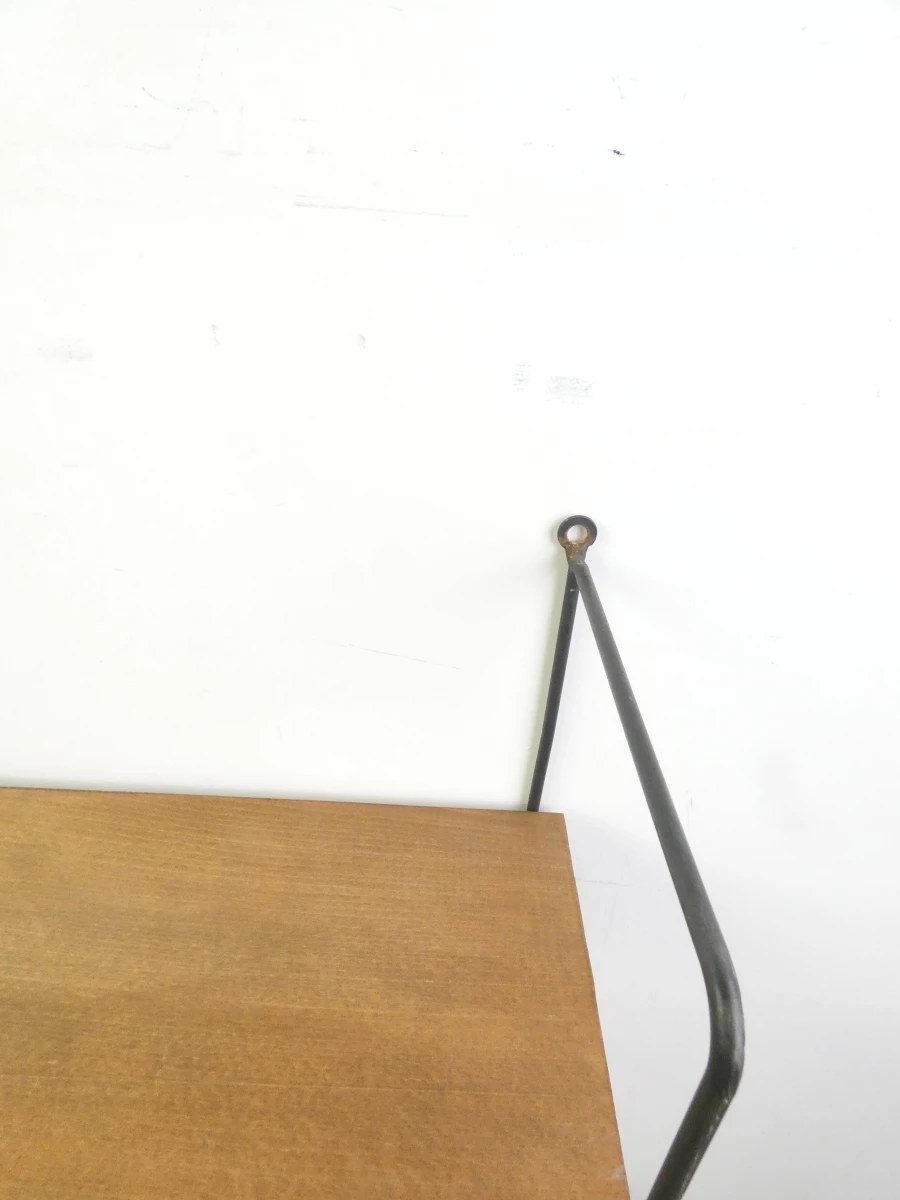 Wandrek met houten planken en metalen frame