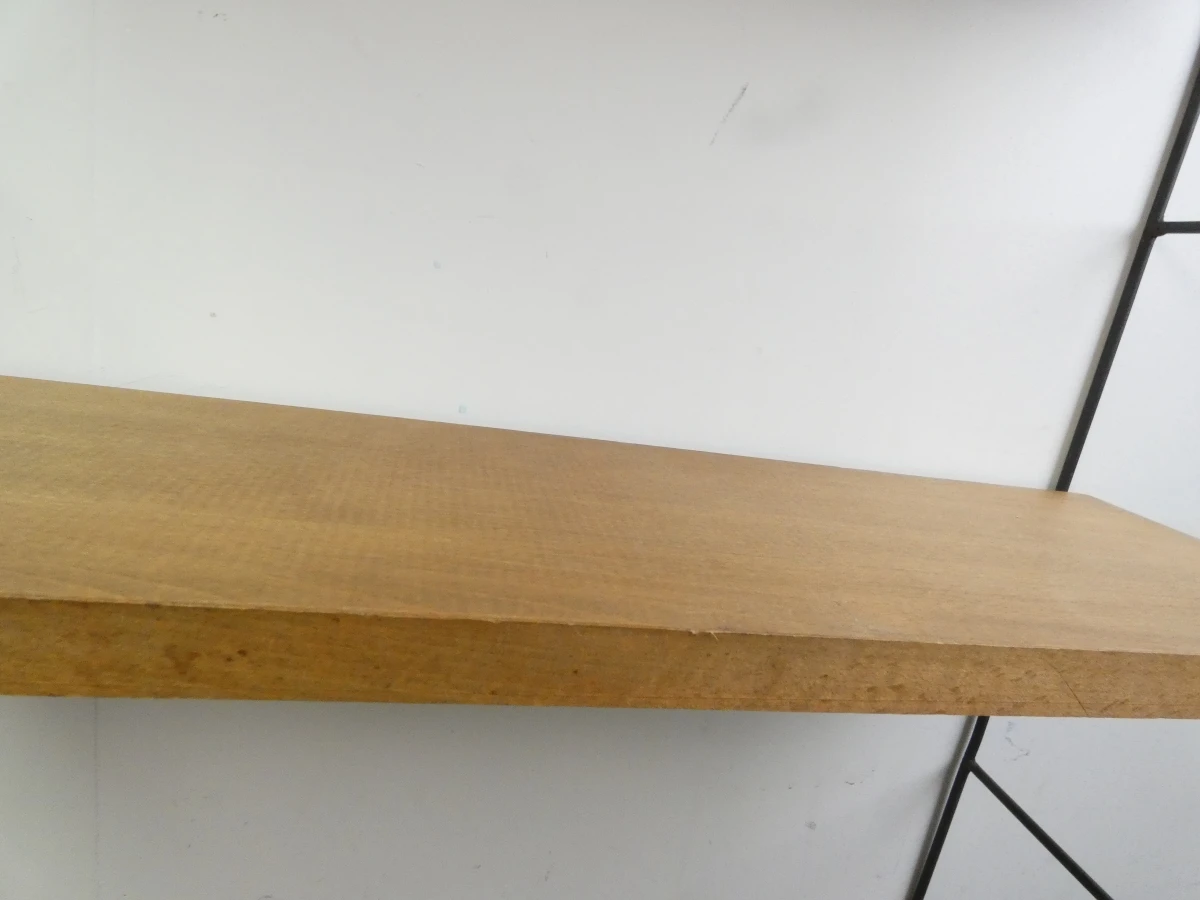 Wandrek met houten planken en metalen frame