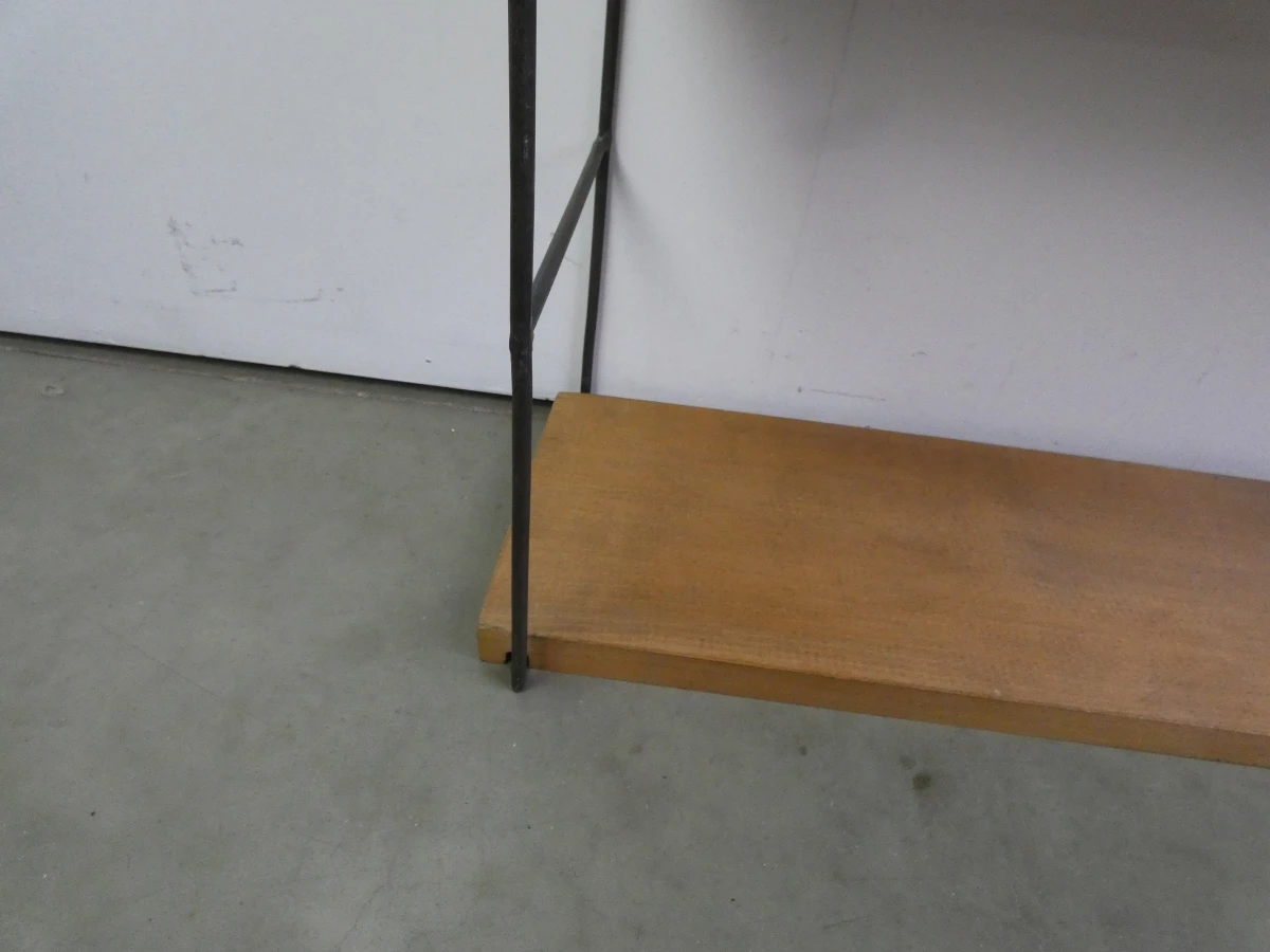 Wandrek met houten planken en metalen frame