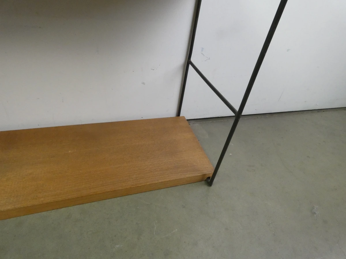 Wandrek met houten planken en metalen frame