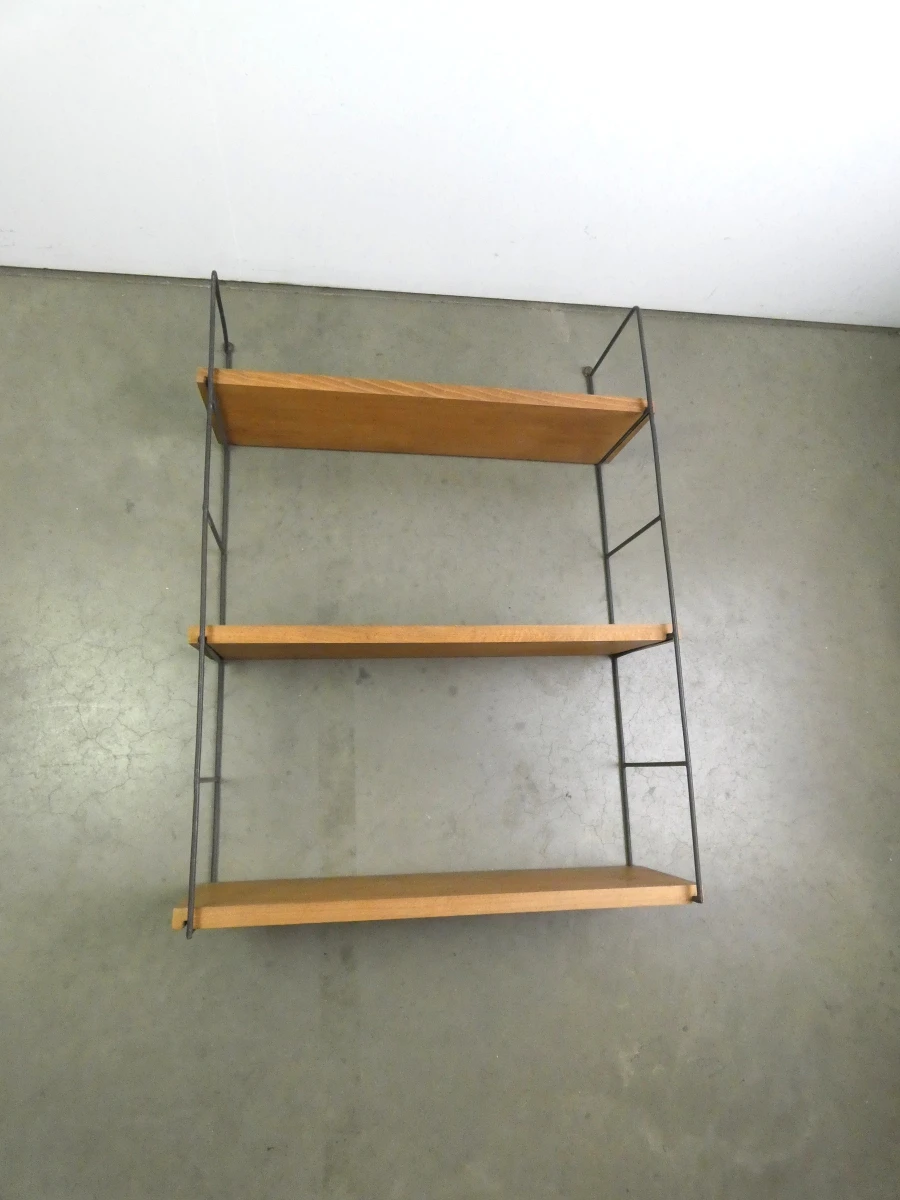 Wandrek met houten planken en metalen frame