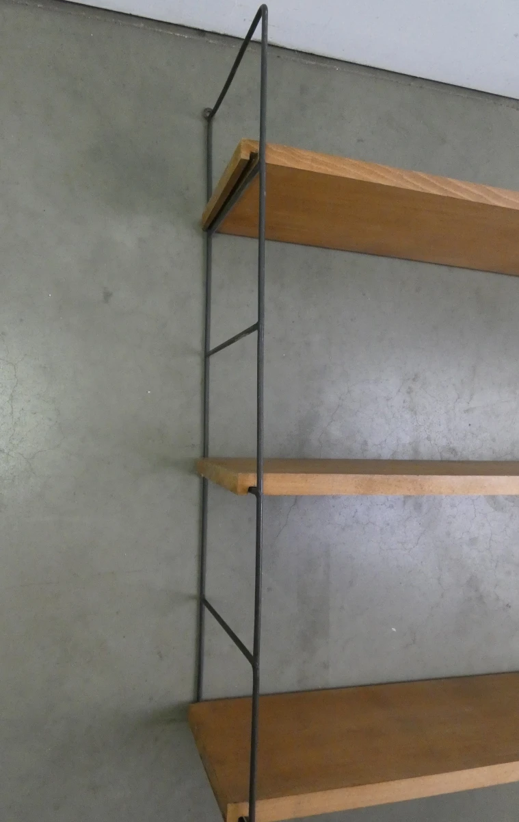 Wandrek met houten planken en metalen frame
