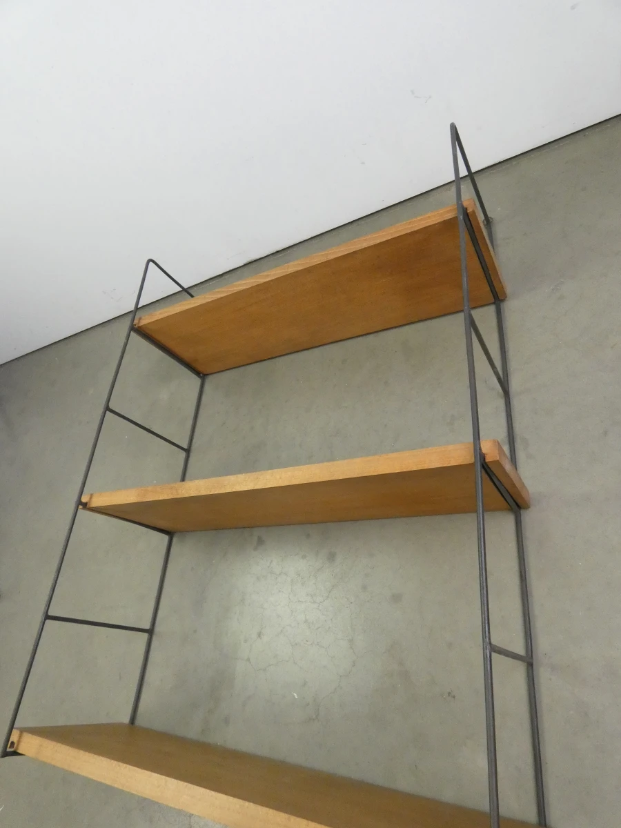 Wandrek met houten planken en metalen frame