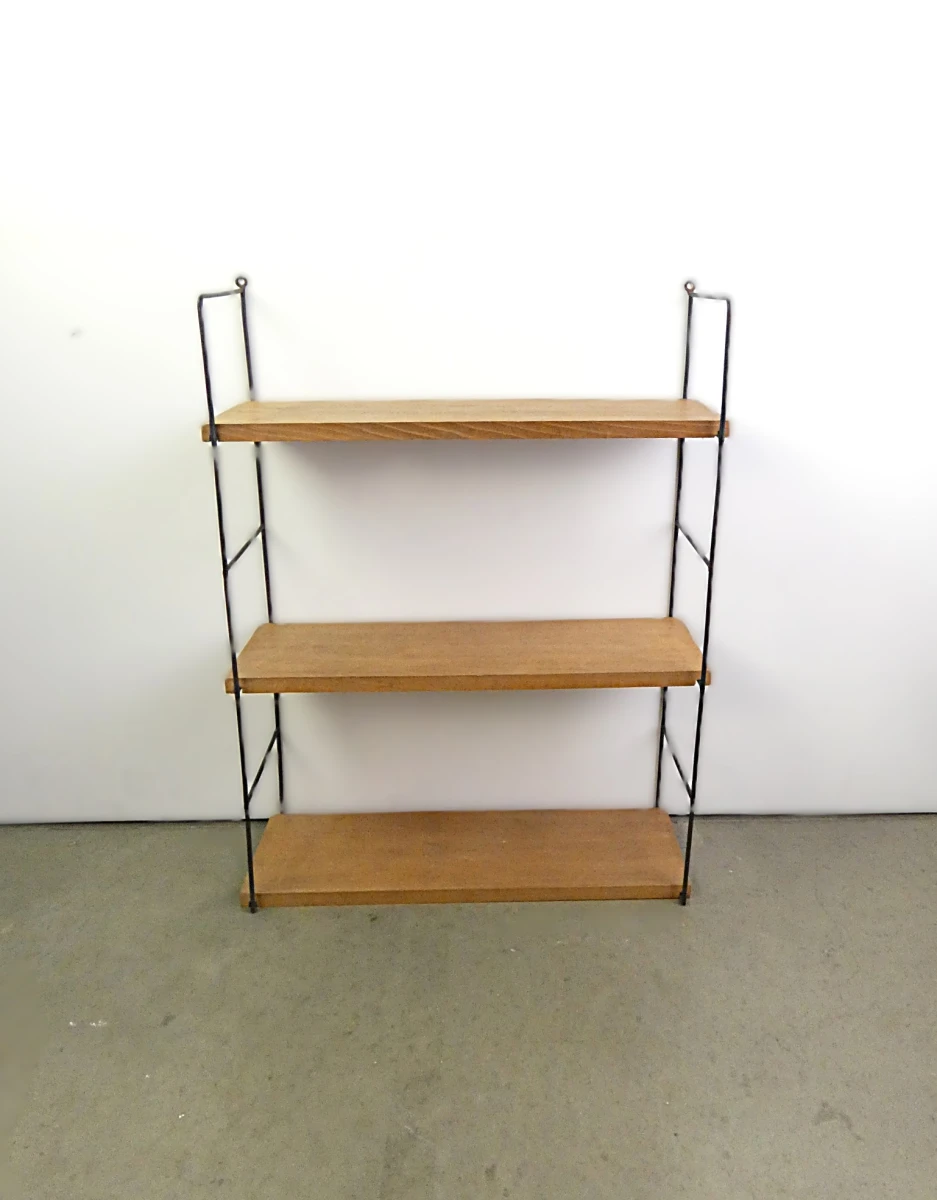 Wandrek met houten planken en metalen frame