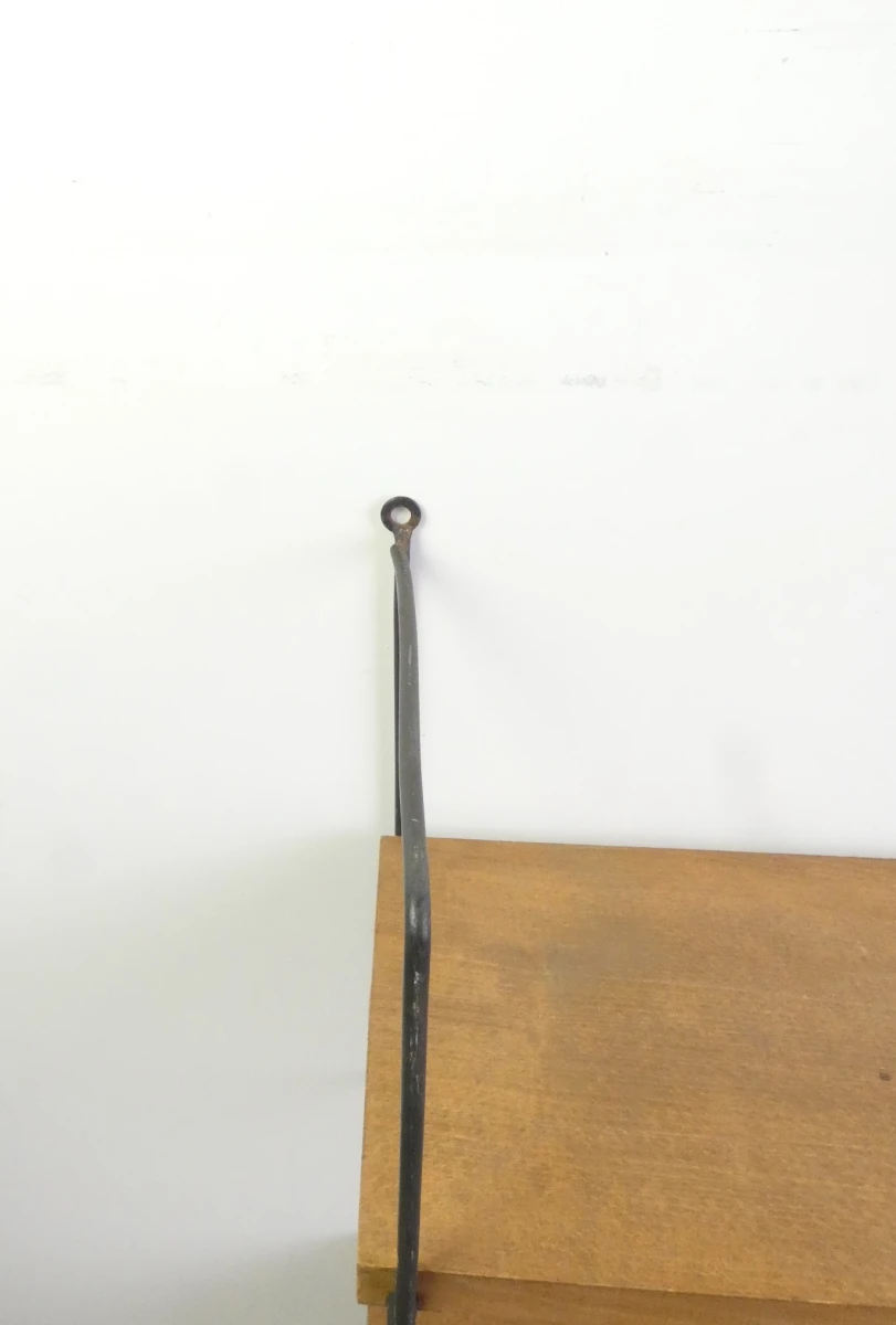 Wandrek met houten planken en metalen frame