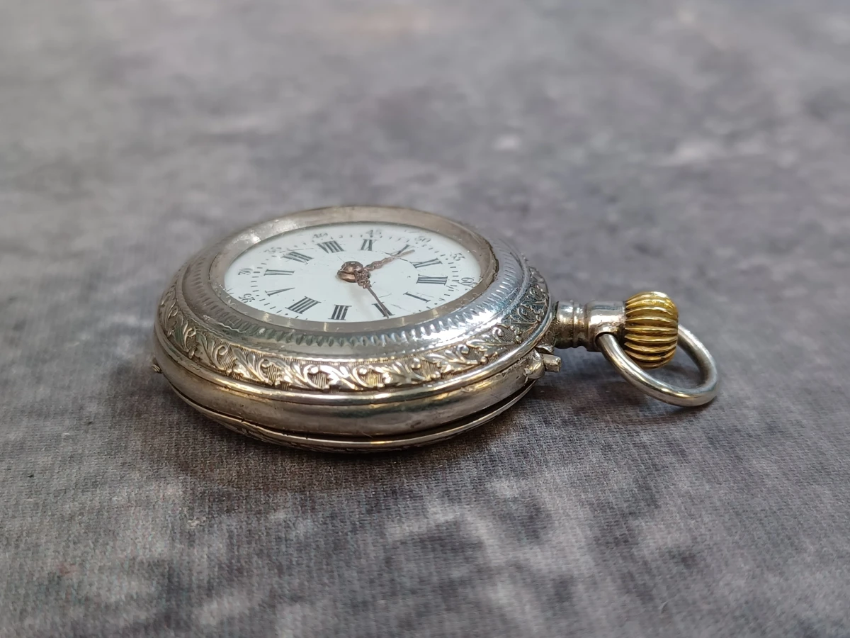 Antiek Zwitsers zilveren zakhorloge met verfijnde graveringen en ketting - foto 5