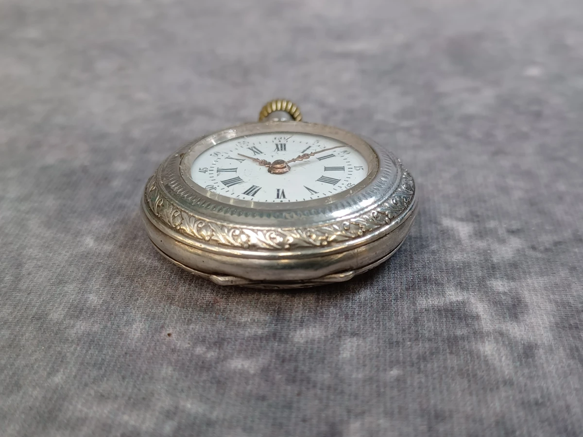 Antiek Zwitsers zilveren zakhorloge met verfijnde graveringen en ketting - foto 4