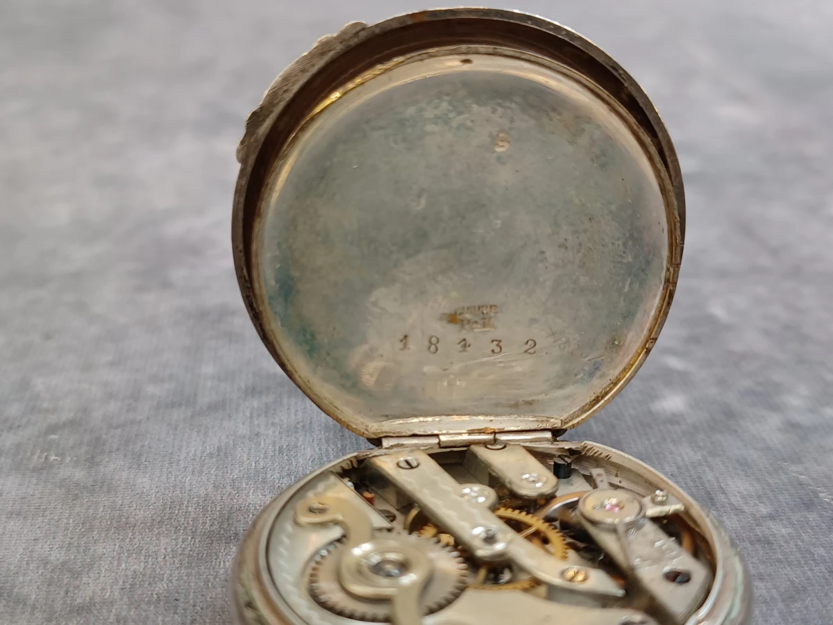 Antiek Zwitsers zilveren zakhorloge met verfijnde graveringen en ketting - foto 11