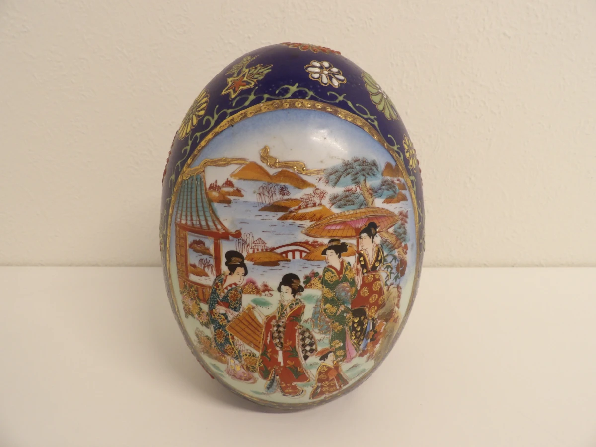 Decoratief Chinees porseleinen ei met Aziatisch motief