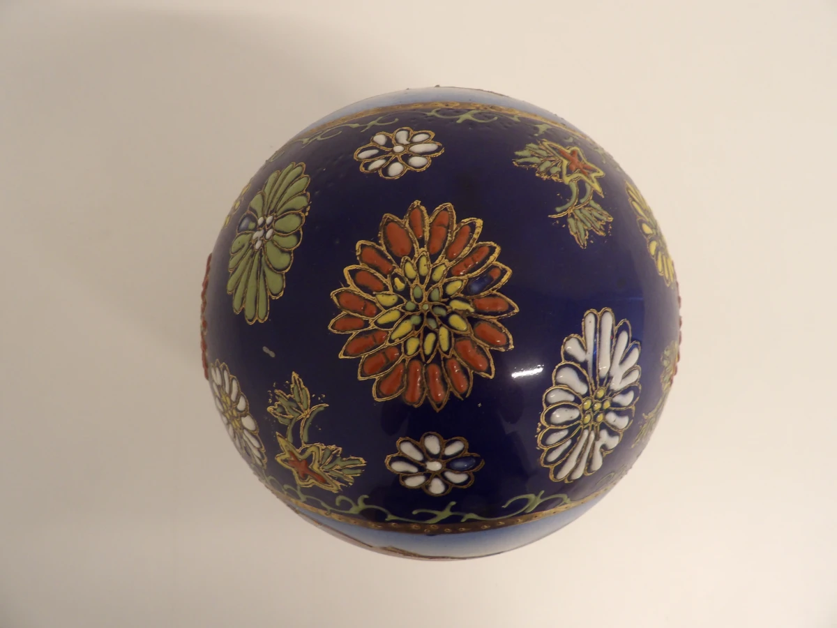 Decoratief Chinees porseleinen ei met Aziatisch motief