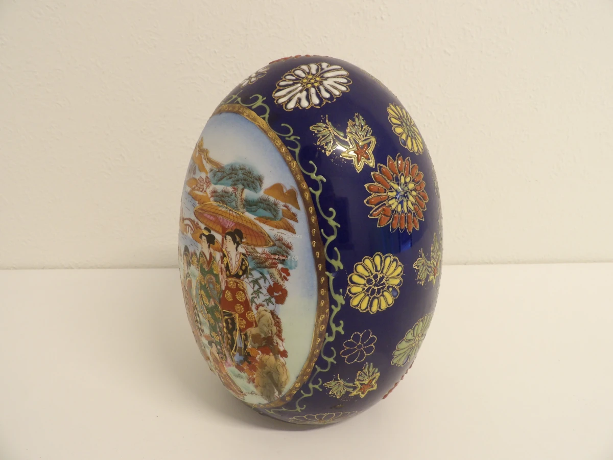 Decoratief Chinees porseleinen ei met Aziatisch motief