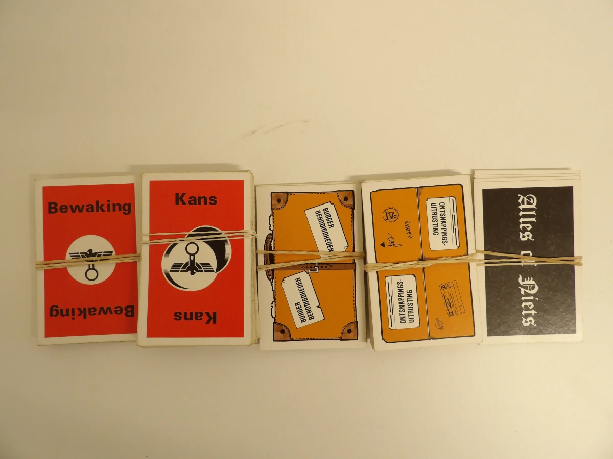 Colditz bordspel met speelstukken en kaarten